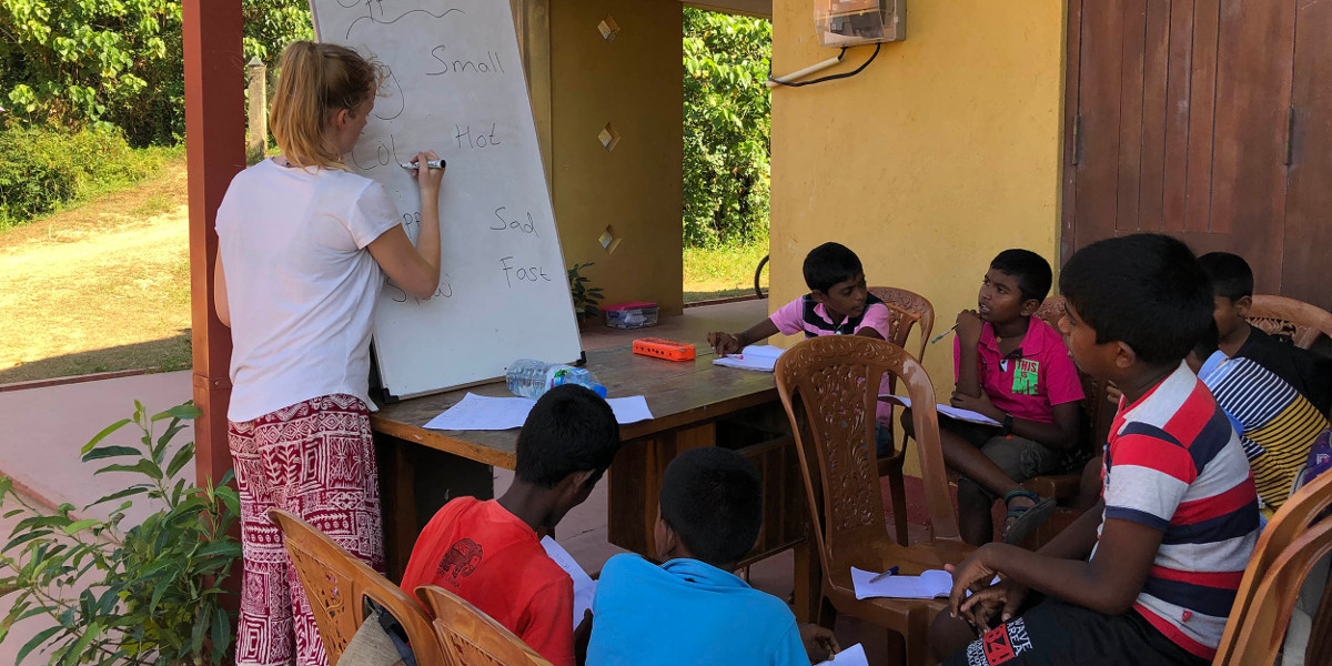 teaching english volunteer